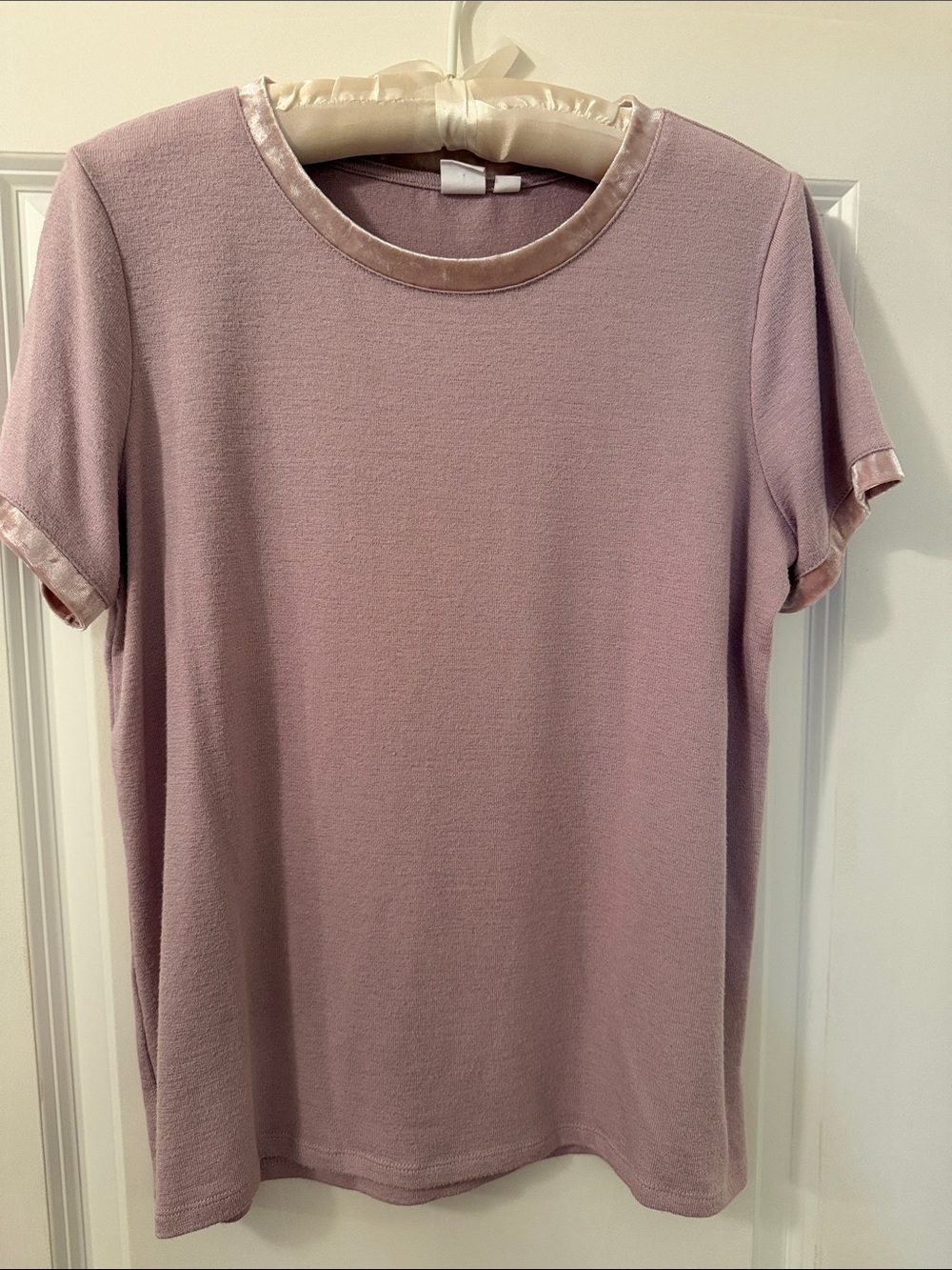 GAP Lavender Velvet Trim Tee Shirt in Medium